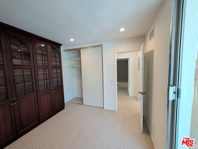 Building Photo - 415 Montana Ave