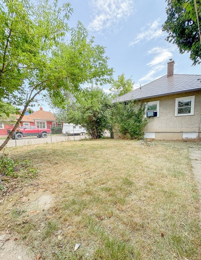 Building Photo - 2 BED/ 2 BATH SINGLE FAMILY HOME