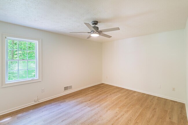 Building Photo - 4BR Home on 1 Acre with Finished Basement in Fayetteville