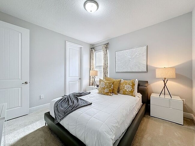 Building Photo - 8 Bedrooms 7 baths on a resort community