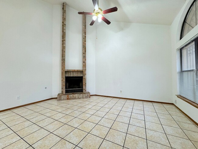 Building Photo - East El Paso 2bed/2bath duplex