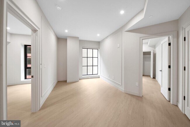 Building Photo - 2121 Ward Pl NW