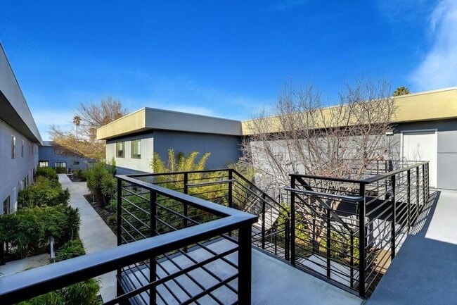 Building Photo - 1662 Hollenbeck Ave