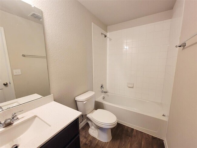 Building Photo - 13925 Heywood Dr