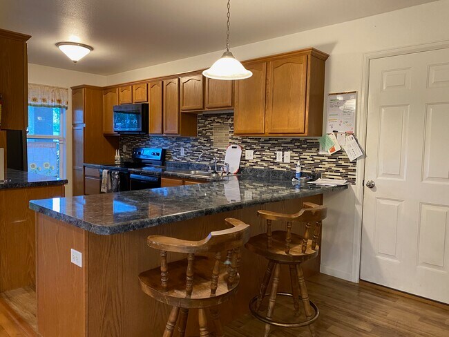Building Photo - 883 Vineyard Ave
