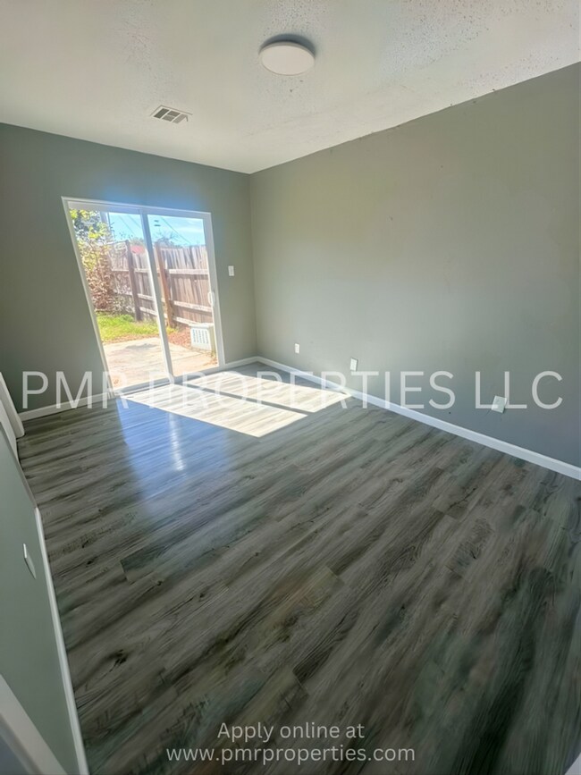 Building Photo - 3 Bedrooms / 2 Bathrooms House