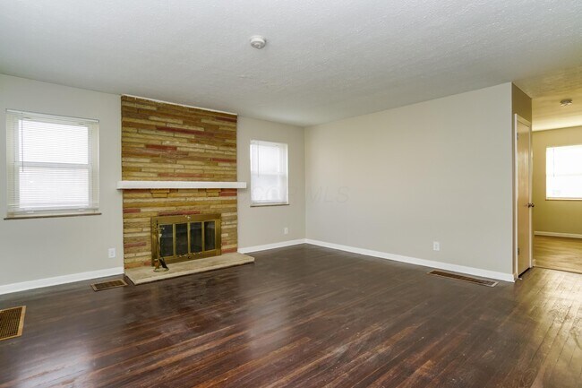 Building Photo - 1646 Oakwood Ave