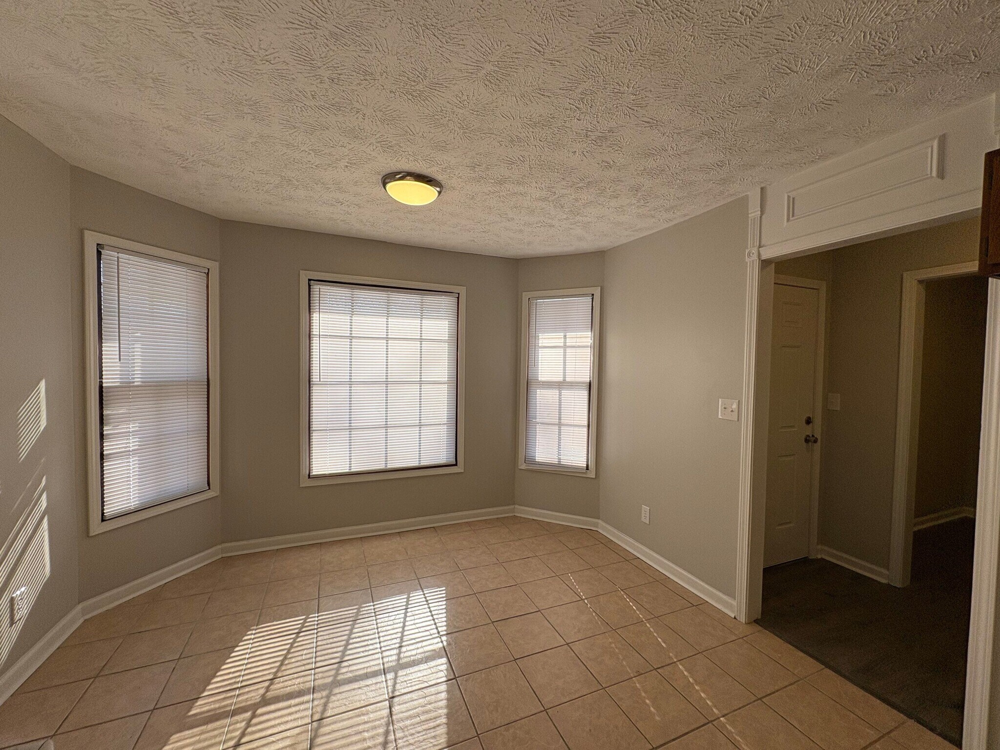 Building Photo - 110 Commanche Trl