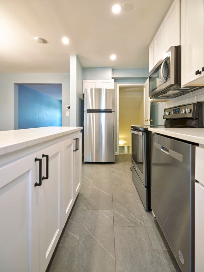 Building Photo - Charming and private 3BR, 2FB home located...