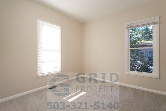 Building Photo - Two Bedroom Craftsman Home Available in th...