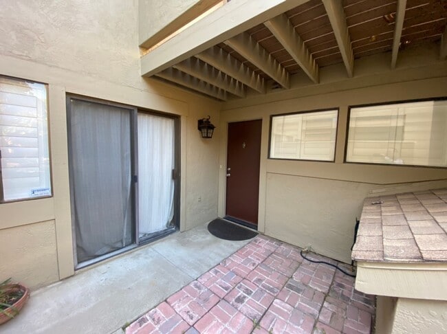 Building Photo - Two bedroom condo in Gated Community with ...
