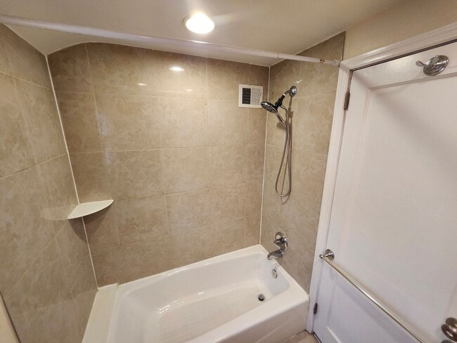 Building Photo - Recently renovated 3-bedroom, 1.5 bath twi...