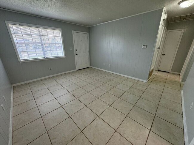 Building Photo - Pensacola - 2 Bedroom, 1 Bathroom - lawn care included