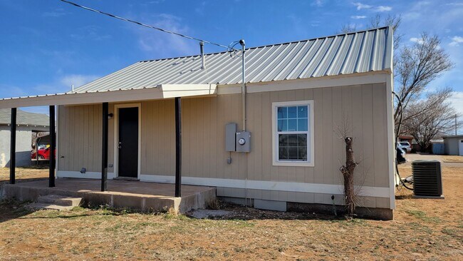 Building Photo - SLATON CHARMER! Totally Remodeled!! Availa...