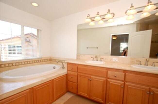 Building Photo - Great Condo in "The Bluffs" Community of Coastal Carlsbad!!