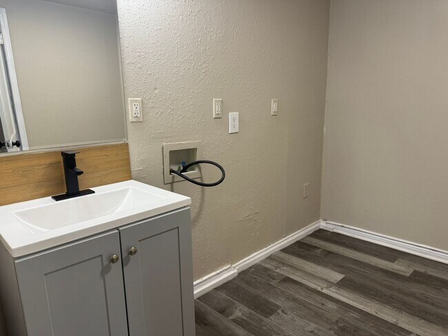 Building Photo - Move In Ready! Charming Corner Lot Home wi...