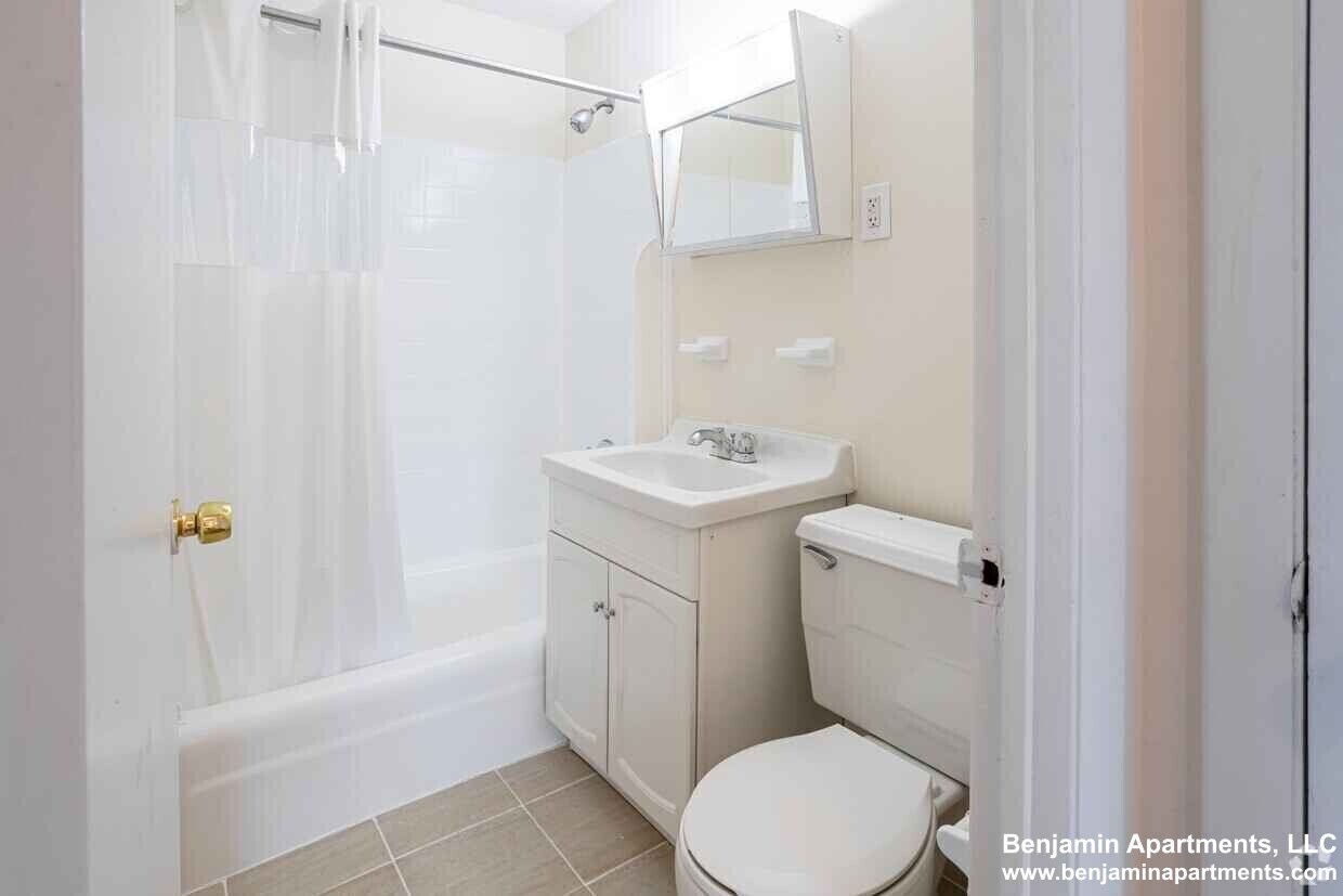 Building Photo - 99 Dustin St