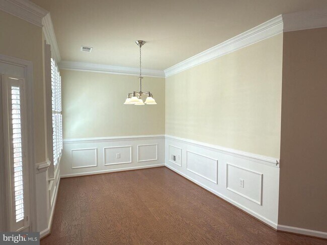 Building Photo - 44342 Oakmont Manor Square
