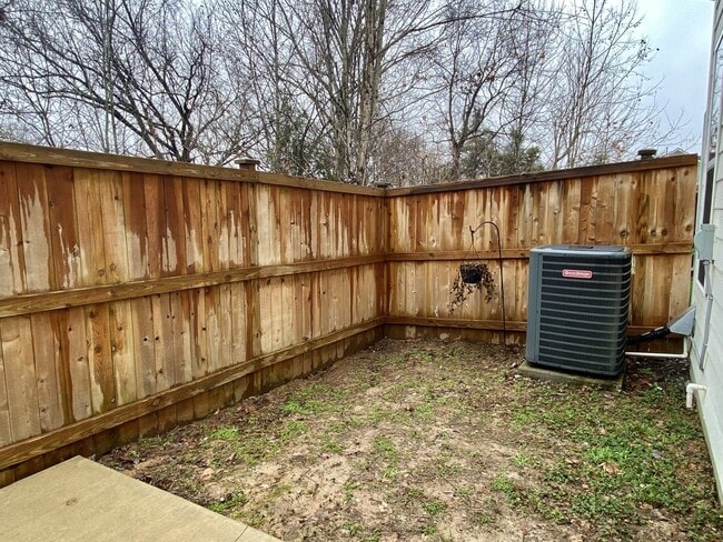 Building Photo - 1021 Livingstone Ln