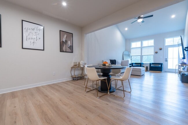 Building Photo - MOVE IN READY 3 Bedroom in Desirable Grass...