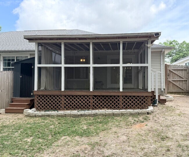 Building Photo - 3-Bedroom Duplex