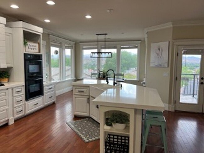Building Photo - Very Spacious 6 bedroom home with amazing ...