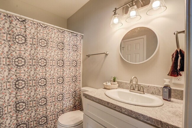 Building Photo - Spacious 3 Bedroom Home located in Histori...