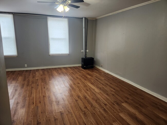 Building Photo - 8 E Railroad St