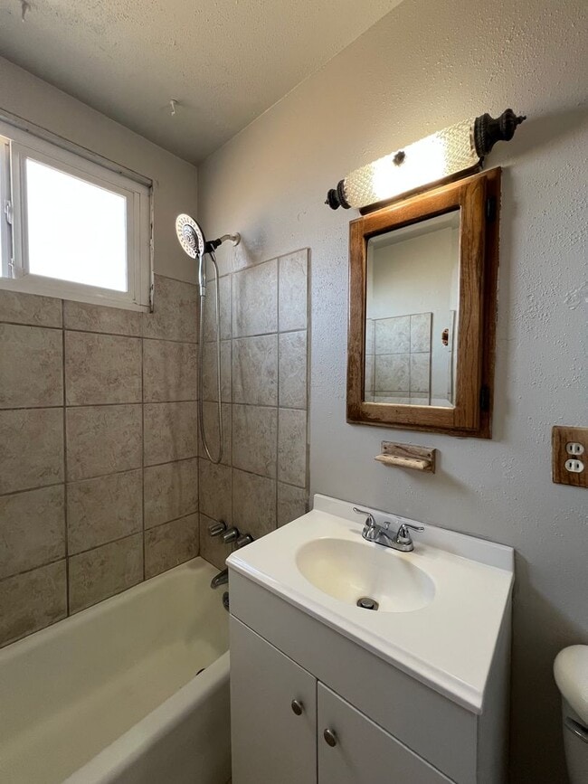 Building Photo - 3 Bedroom 2 Bathroom House Located Near Ca...