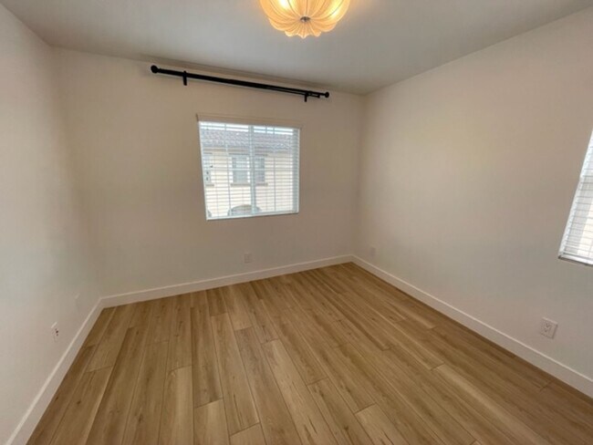 Building Photo - Rent Special - 2 weeks free rent!! 3 bedro...