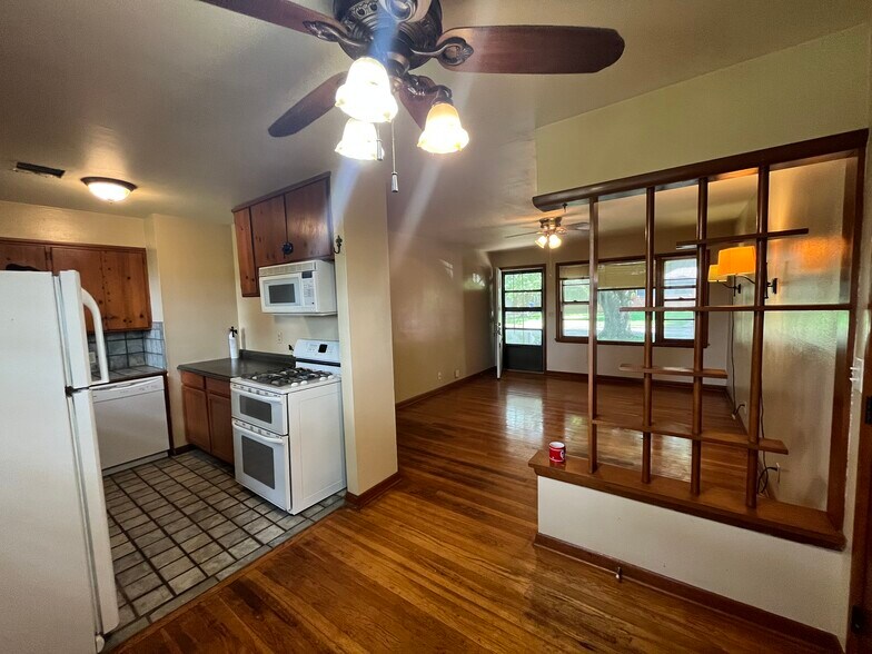 Building Photo - 511 Fleetwood Dr