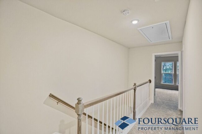 Building Photo - End-unit Townhouse | Open floor plan | RDU...