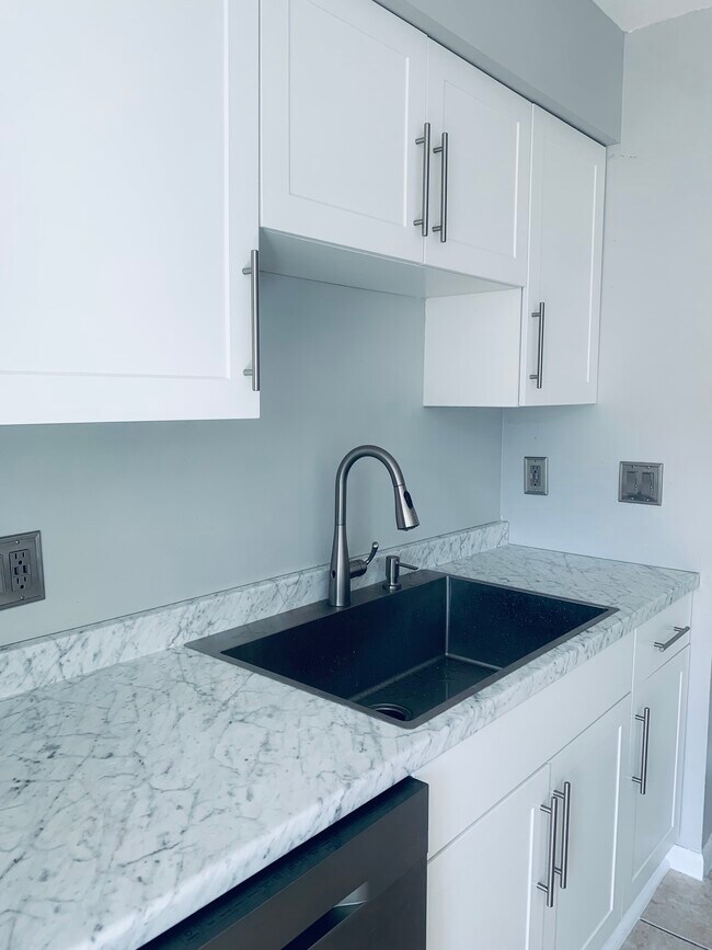 Building Photo - 4523 La Carmen Ct