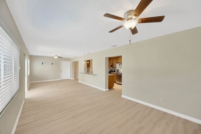Building Photo - 2 BR, 2 BA Home in the Mainlands on the 18...