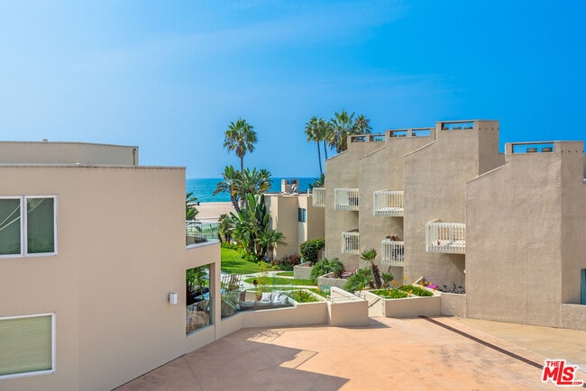 Building Photo - 7301 Vista Del Mar