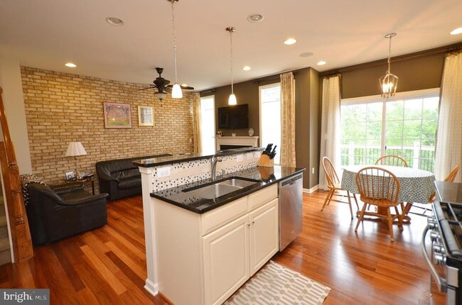 Building Photo - 43291 Mitcham Square