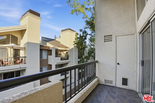 Building Photo - 5530 Owensmouth Ave