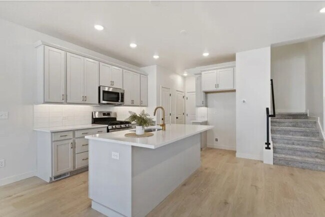 Building Photo - Beautiful 3 Bed 2.5 Bath in Highland!!