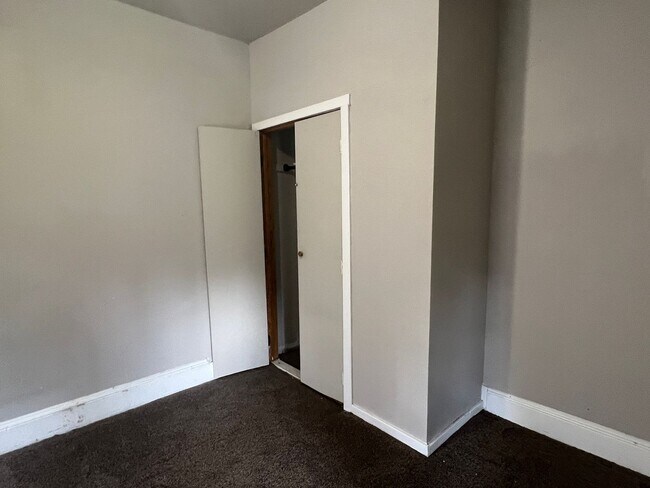 Building Photo - 519 E 9th St