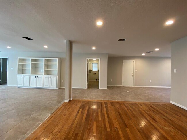 Building Photo - 3909 Ascot Ln