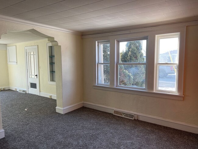 Building Photo - 136 N Dewey Ave