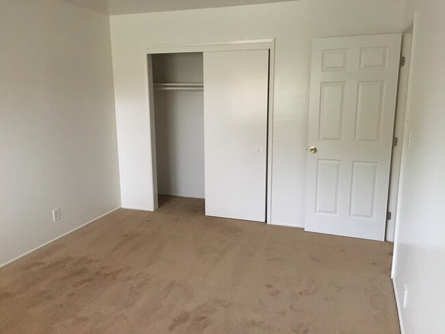 Building Photo - 976 College Dr