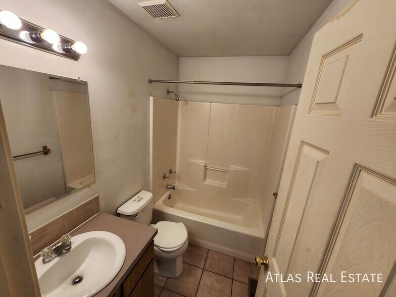 Building Photo - 2208 N 10th Ave