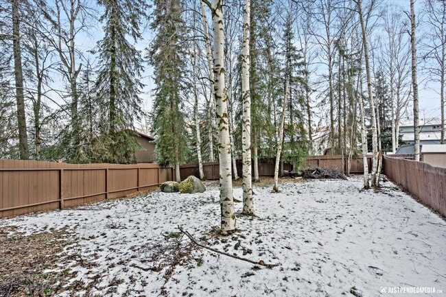 Building Photo - Quiet Eagleridge Home