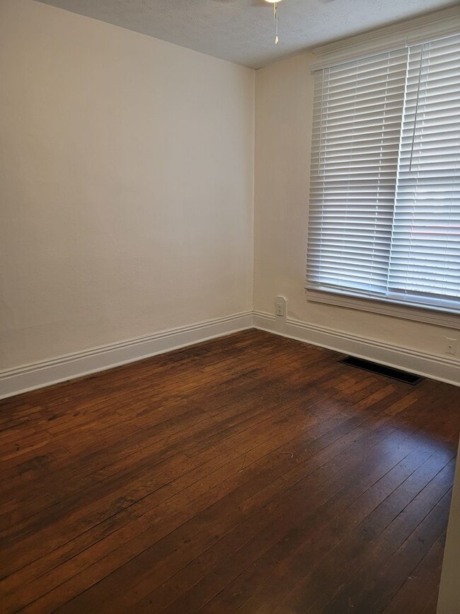 Building Photo - Two bedroom House For Rent S. Floyd Street