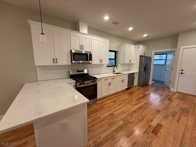 Building Photo - 76 Barbara St