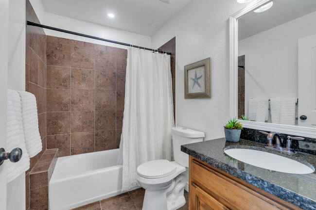 Upstairs bathroom with shower/tub combination - 10441 S Sage Vista Way