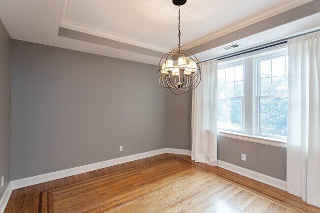 Building Photo - 1601 Spring Dr