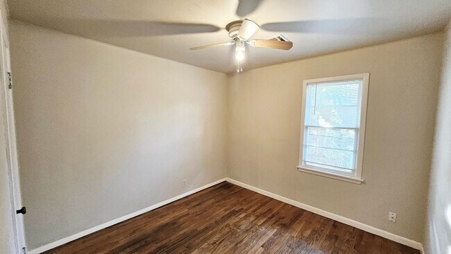 Building Photo - Warr Acres- 3 Bed/1 Bath