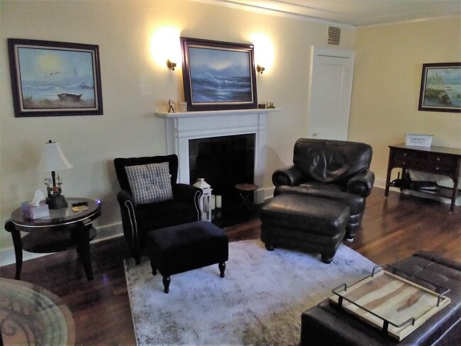 Building Photo - 707 Columbus Dr